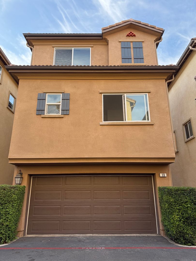 Van Nuys House: 6840 De Celis Pl. #13