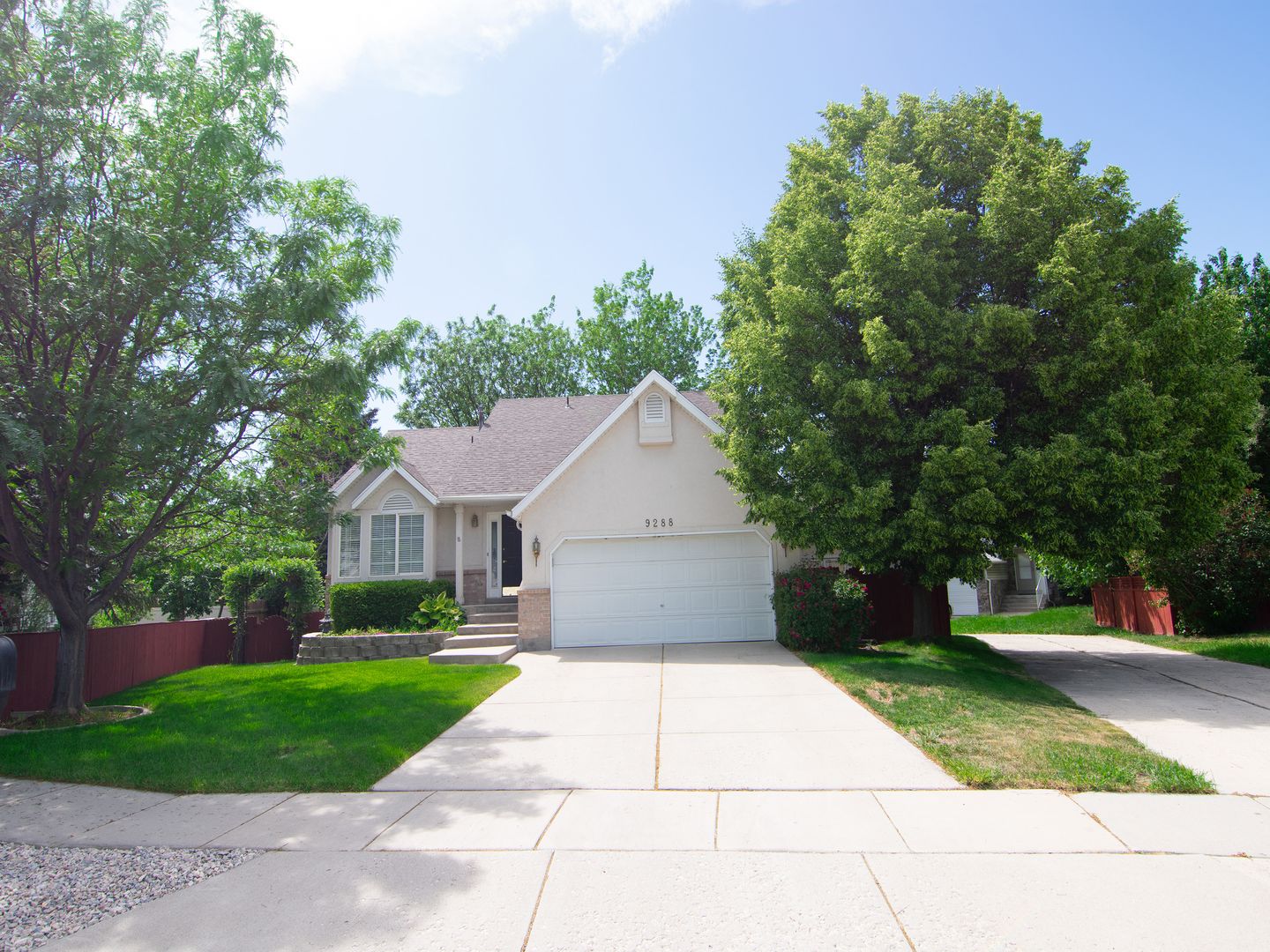 Charming 5-Bedroom Cul-de-Sac Home in Sandy with Garden Beds and Outdoor Space