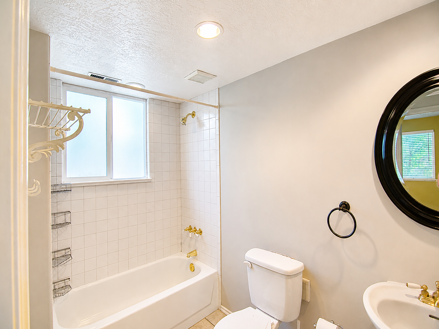 Charming 5-Bedroom Cul-de-Sac Home in Sandy with Garden Beds and Outdoor Space