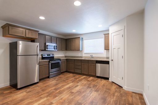 Beautiful 3-Story Townhomes in Tucker's Row in Vineyard. Great Location and Amenities!