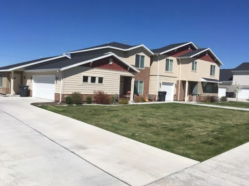 Gorgeous 3-Bed Townhome in Pleasant Grove. Quiet Location and Ample Parking!