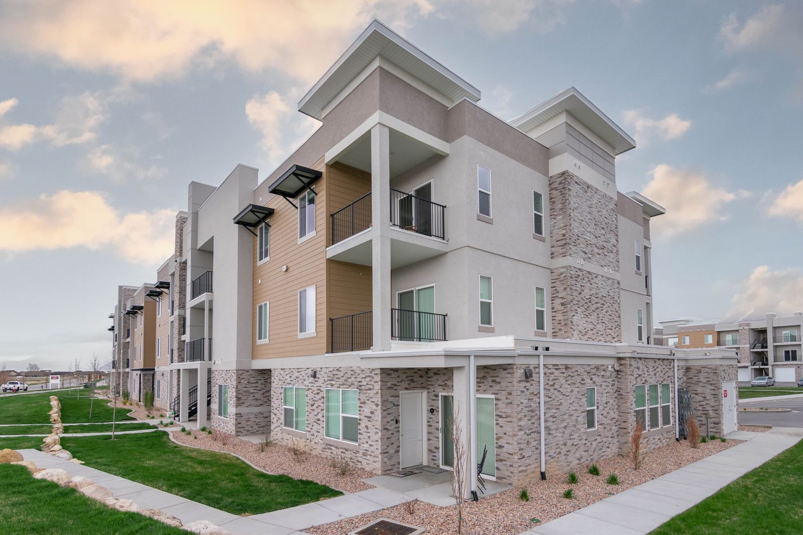 Spacious 3-Bed Easton Style Condo with Garage in Vista View: Includes Attached Garage!