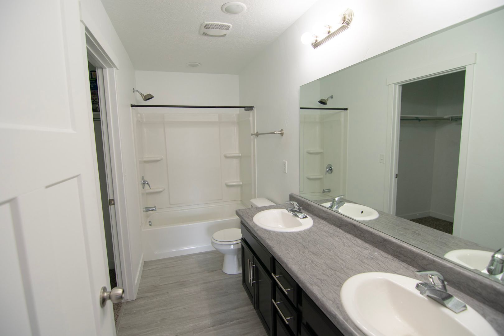 Gorgeous Modern Townhome, Now Leasing!