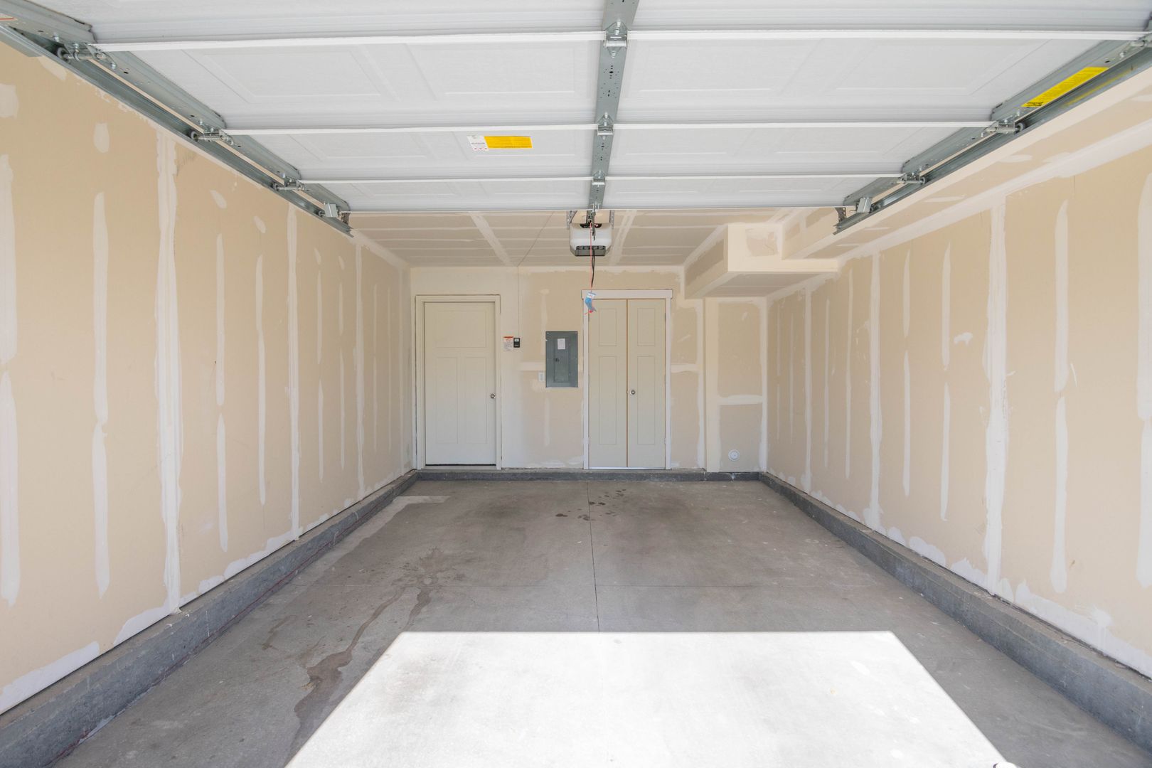 Spacious and Controlled Access Single-Car Garage in Colony Farms in Magna!