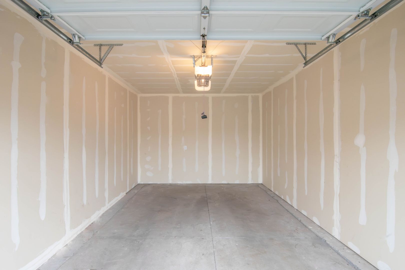Spacious and Controlled Access Single-Car Garage in Easton Park in American Fork!