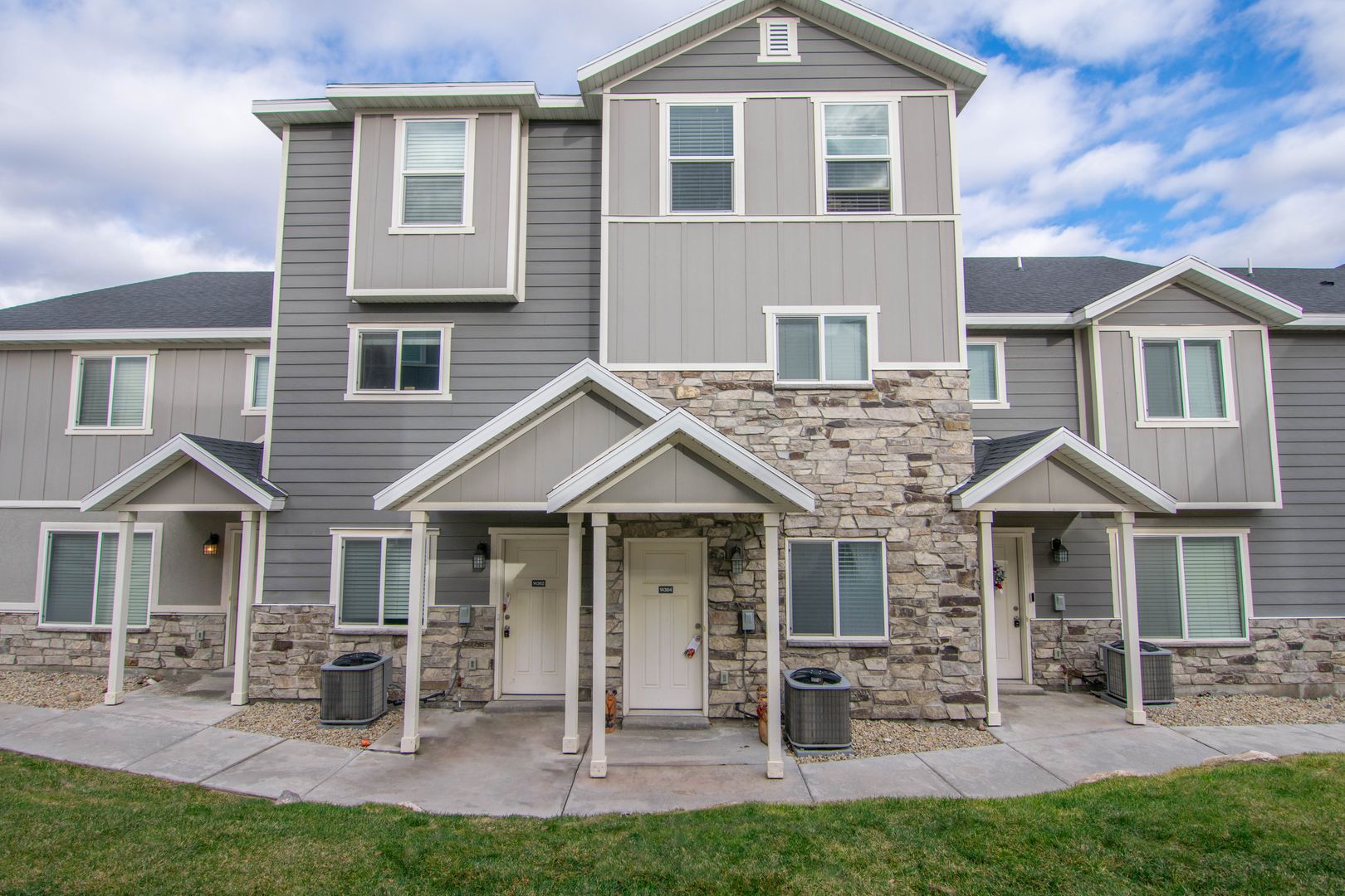 Gorgeous 3-Story Townhomes w/Finished Basement in The Overlook in Herriman!