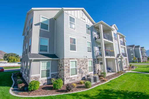 Bottom-Floor 3-Bed / 2-Bath Condo – The Village on 4th, Springville | Modern Appliances, and Covered Parking