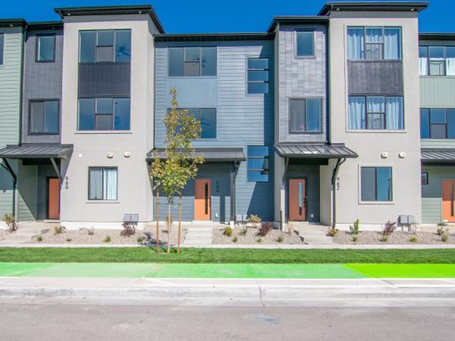 Spacious 3-Story Townhome: Inlcudes 2-Car Garage