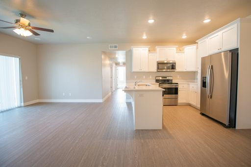 Gorgeous 3-Bed Condo at The Village on 12th in Heber. Great Location and Amenities!
