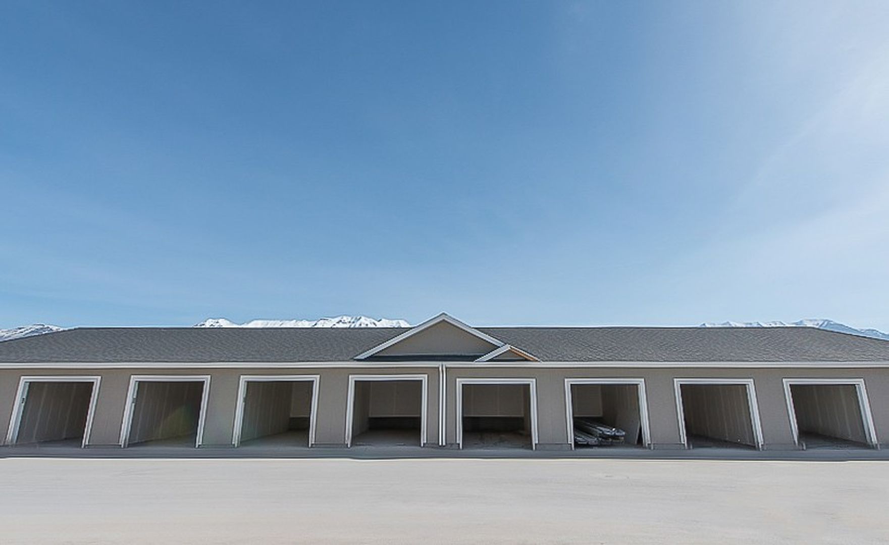 Spacious and Secure Single-Car Garage in Tucker Row in Vineyard!