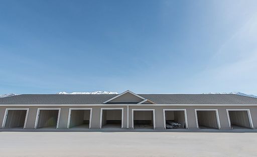 Spacious and Secure Single-Car Garage in Tucker Row in Vineyard!