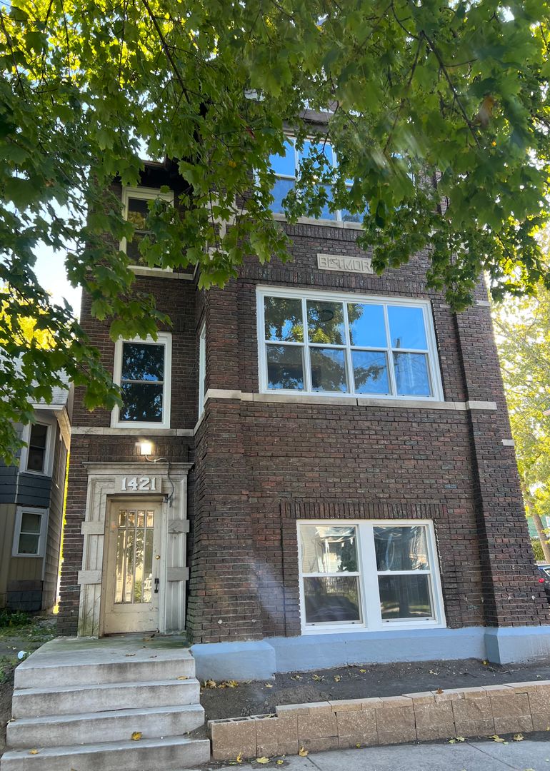 DAVENPORT Apartment: 1421 N MAIN ST