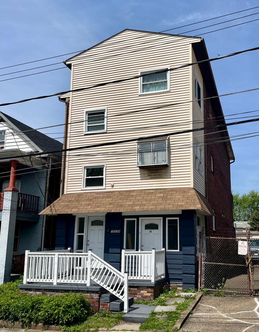 Pittsburgh Apartment: 7529 Roslyn St