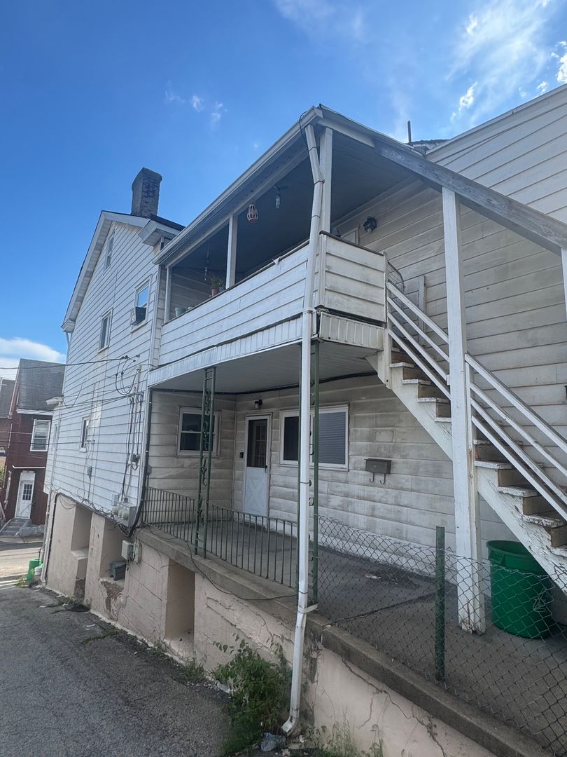 Pittsburgh Apartment: 910 Penn St.