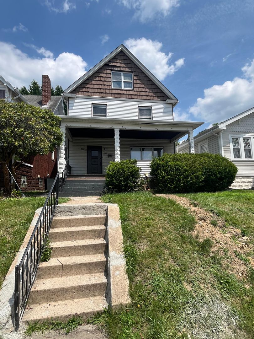 Arnold House: 1714 Victoria Avenue