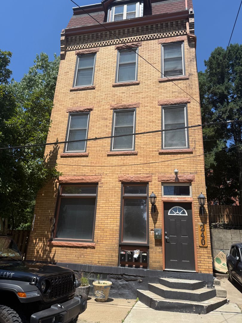 Pittsburgh Apartment: 240 Carrington St.