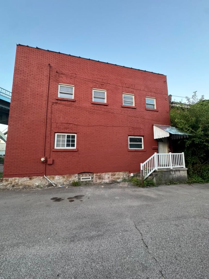 Mc Kees Rocks House: 427 Oak Aly (Shingiss)