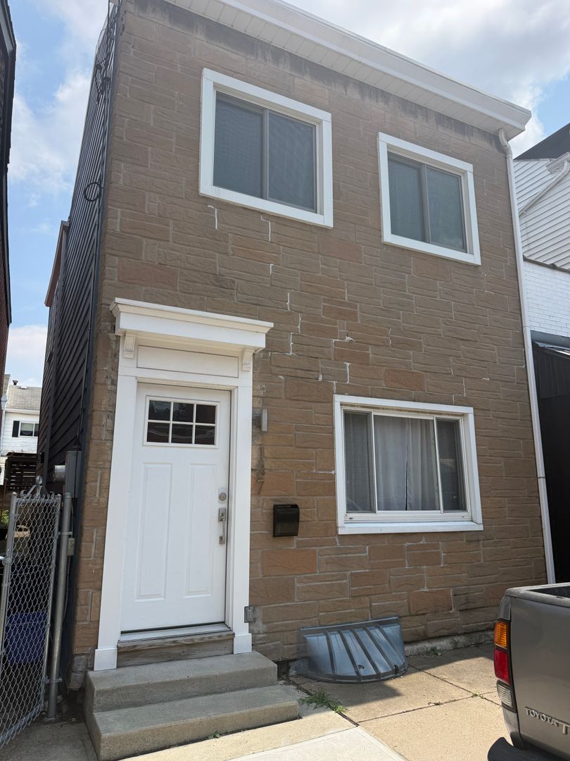 Pittsburgh House: 137 S 15th Street