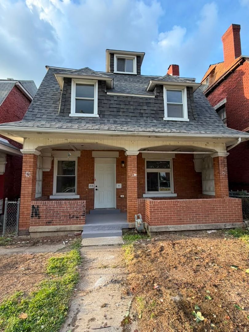 Pittsburgh House: 215 Moore Ave