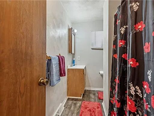 Listing photo thumbnail