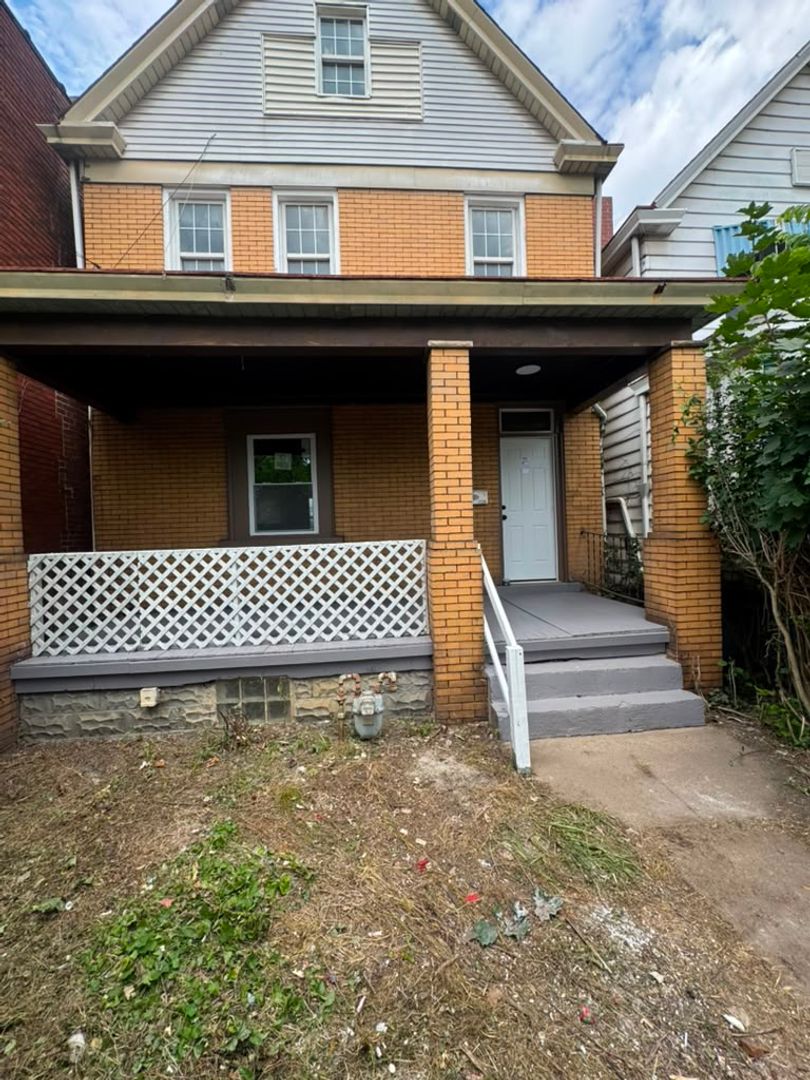 McKees Rocks House: 1124 Race St