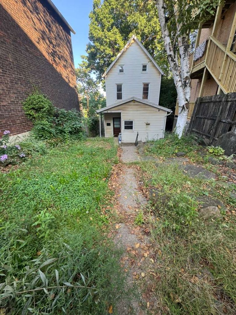 Braddock House: 122 N Holland Ave