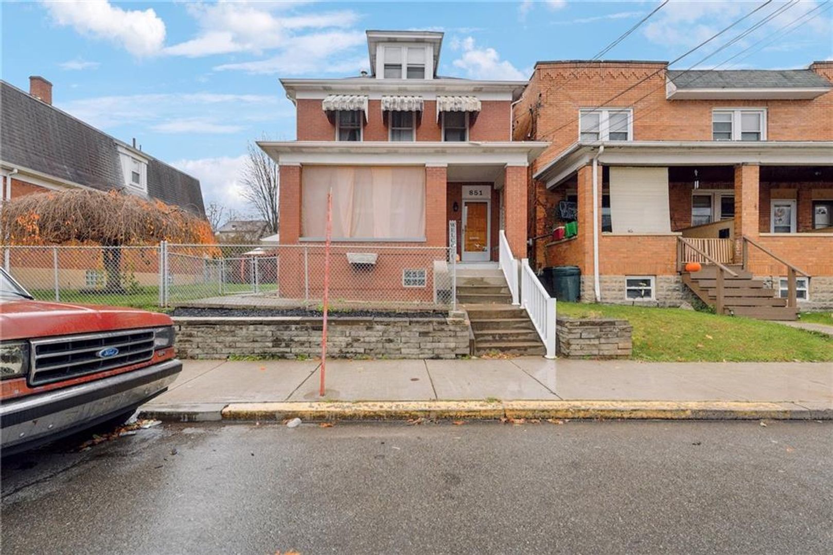 McKees Rocks House: 851 Hober Street