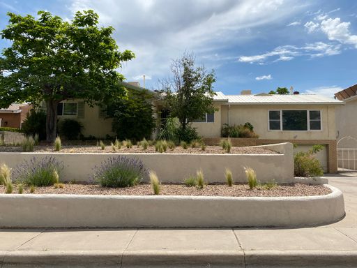 3 Bedroom, 2 Bathroom Home Near UNM & KAFB – photo 1