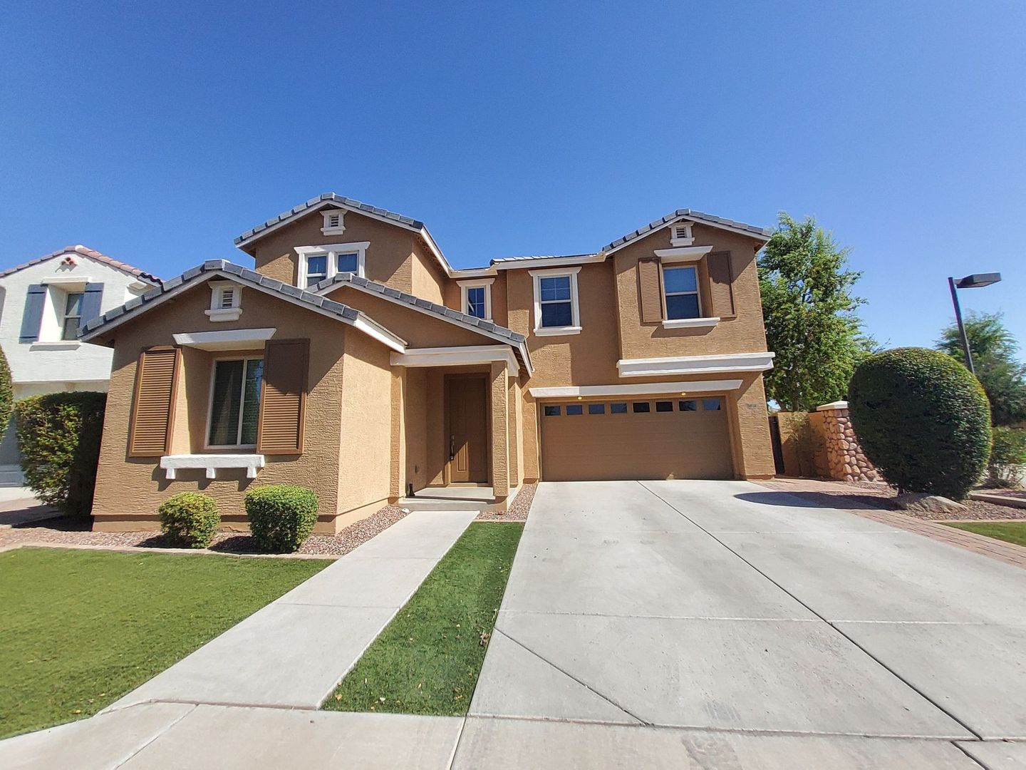 Mesa House: 3031 E Regina St