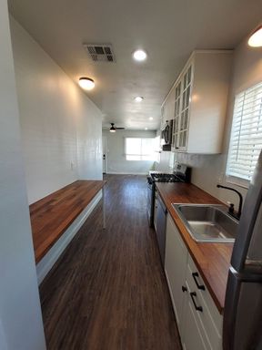 Phoenix 1 bedroom MOVE IN SPECIAL – photo 1