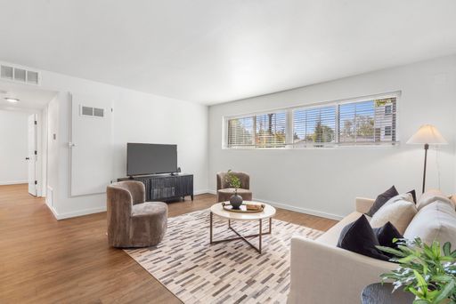 The Wilson - Top Floor One Bedroom Apartment Home – photo 1