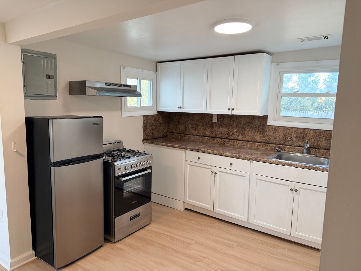 Linwood Apartment: 1926 Shore Road