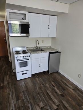 Cozy Main Floor Studio
