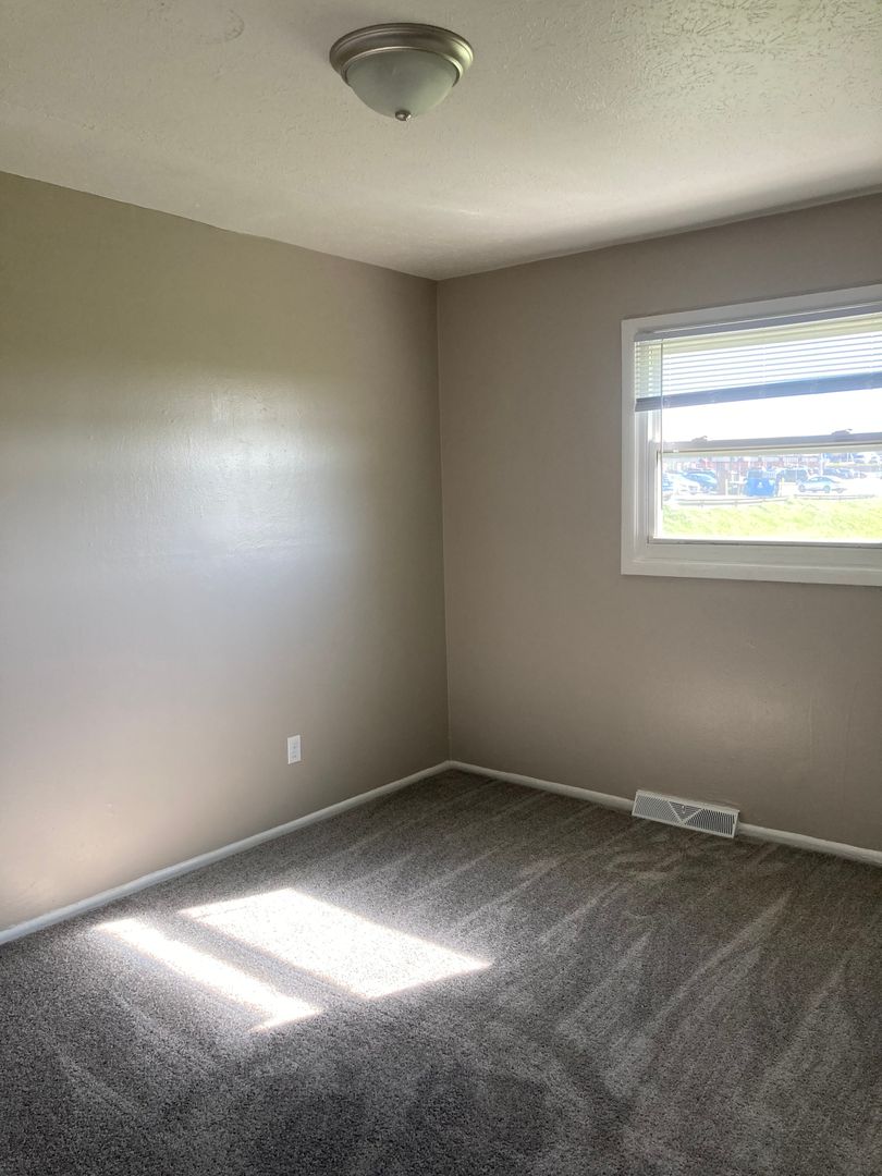 Mentor Apartment: 7559 Mentor Ave