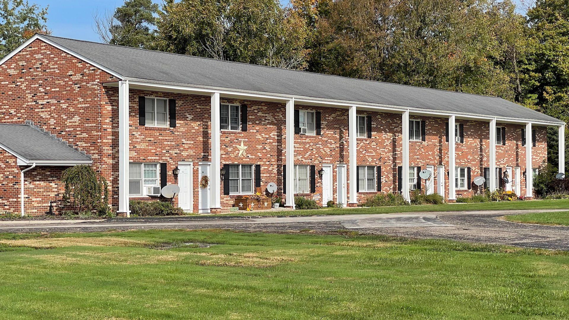 Newbury Apartment: 14746 Auburn Rd