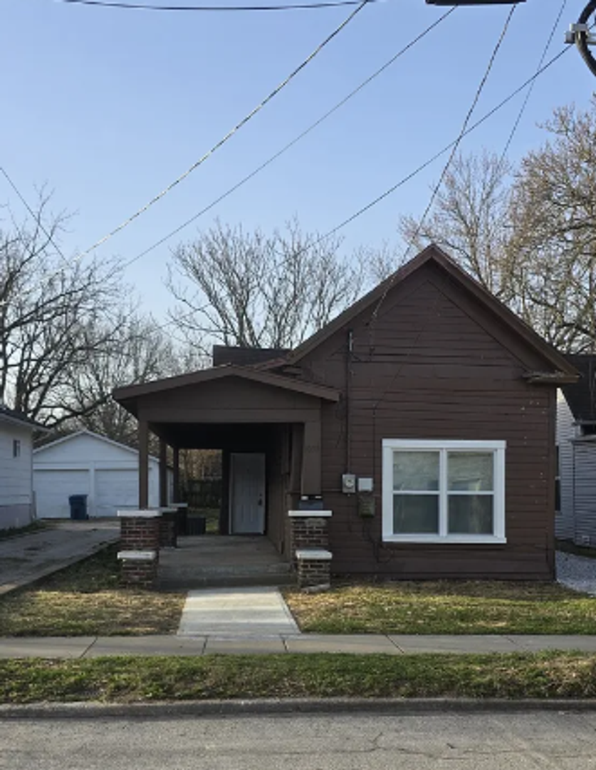 Springfield House: 1050 W State St