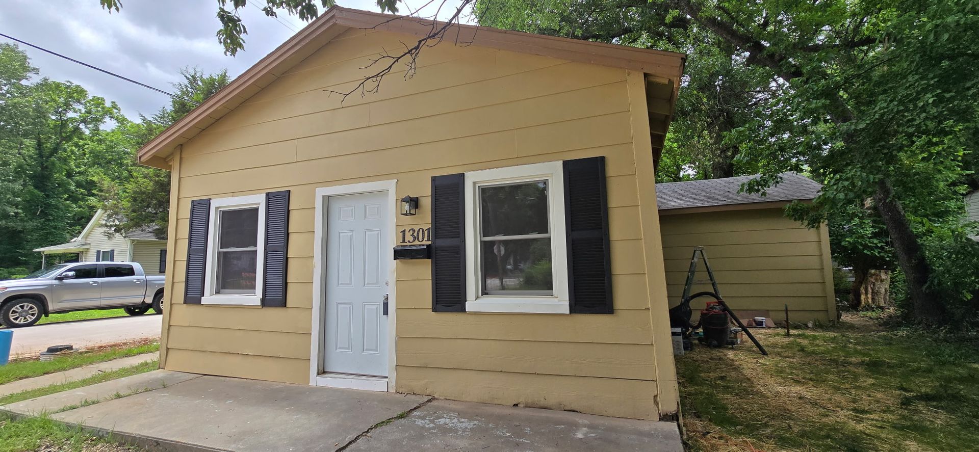 Springfield House: 1301 N Rogers Ave
