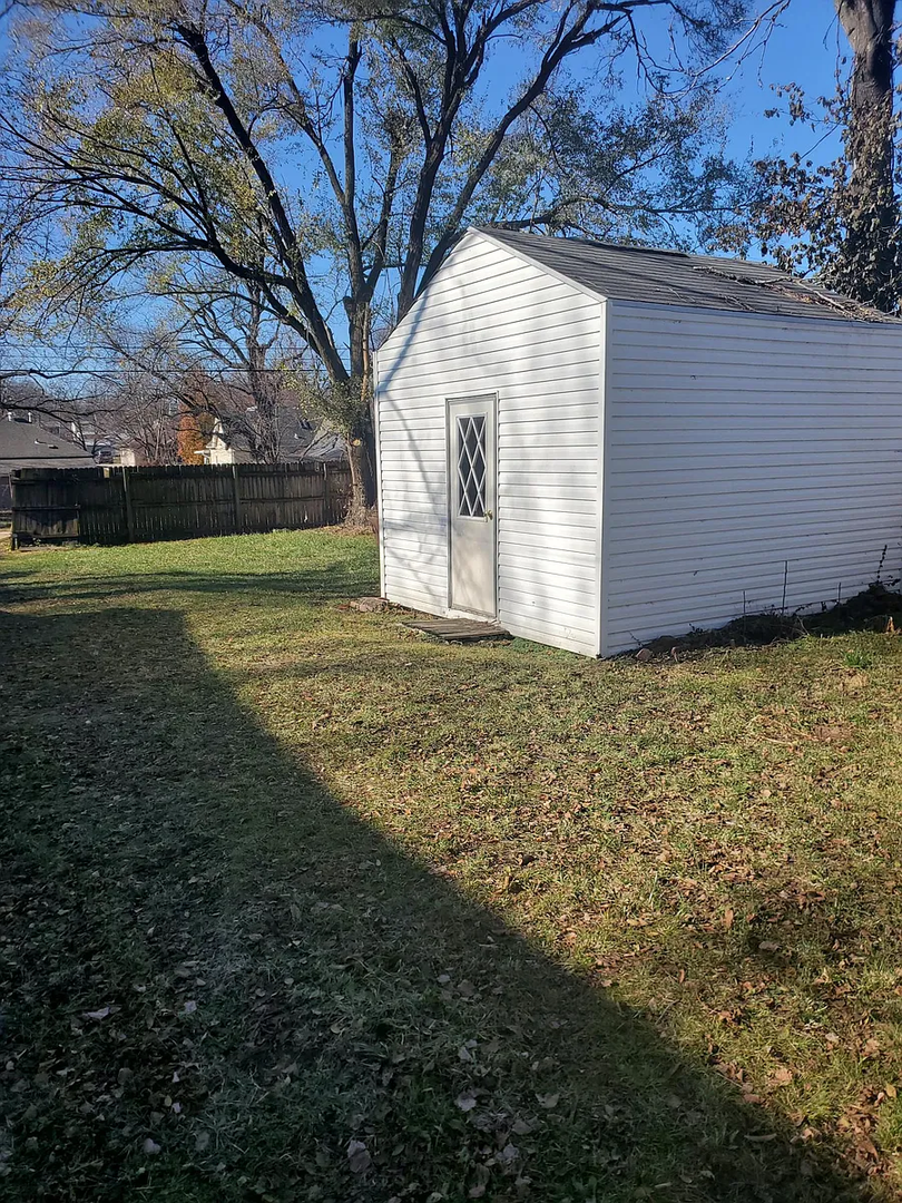 Springfield House: 2049 N Benton ave