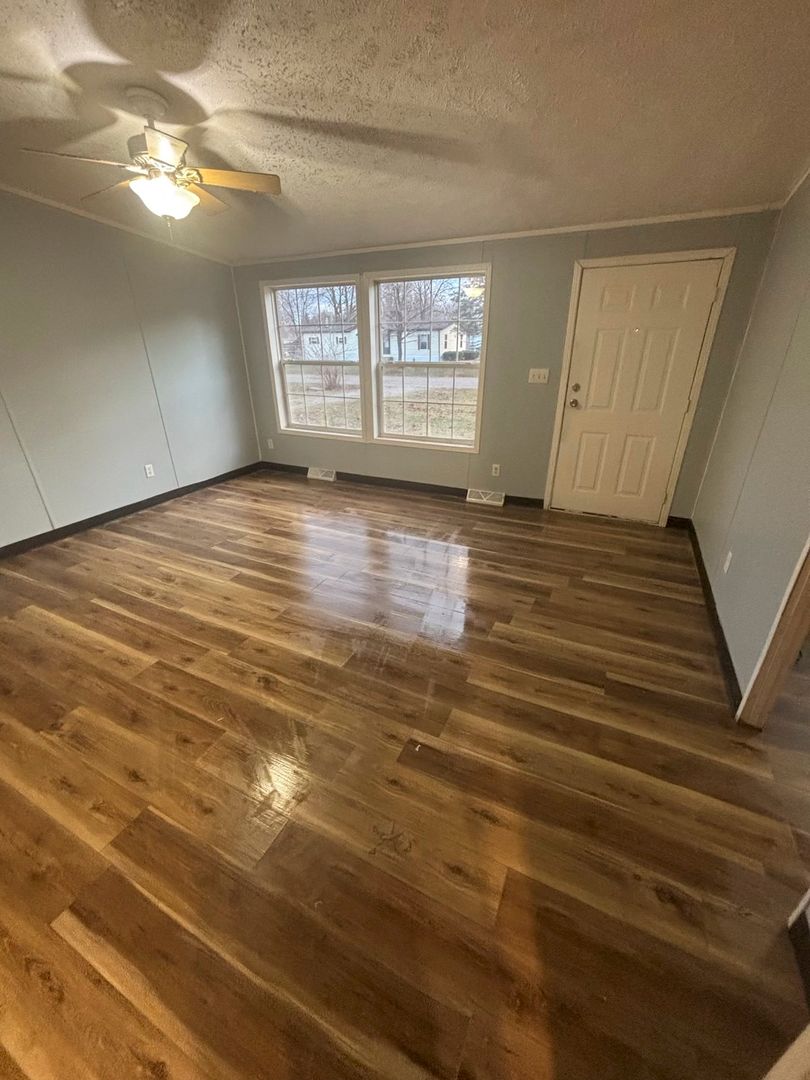 Elkhart House: 30323 Michiana Dr