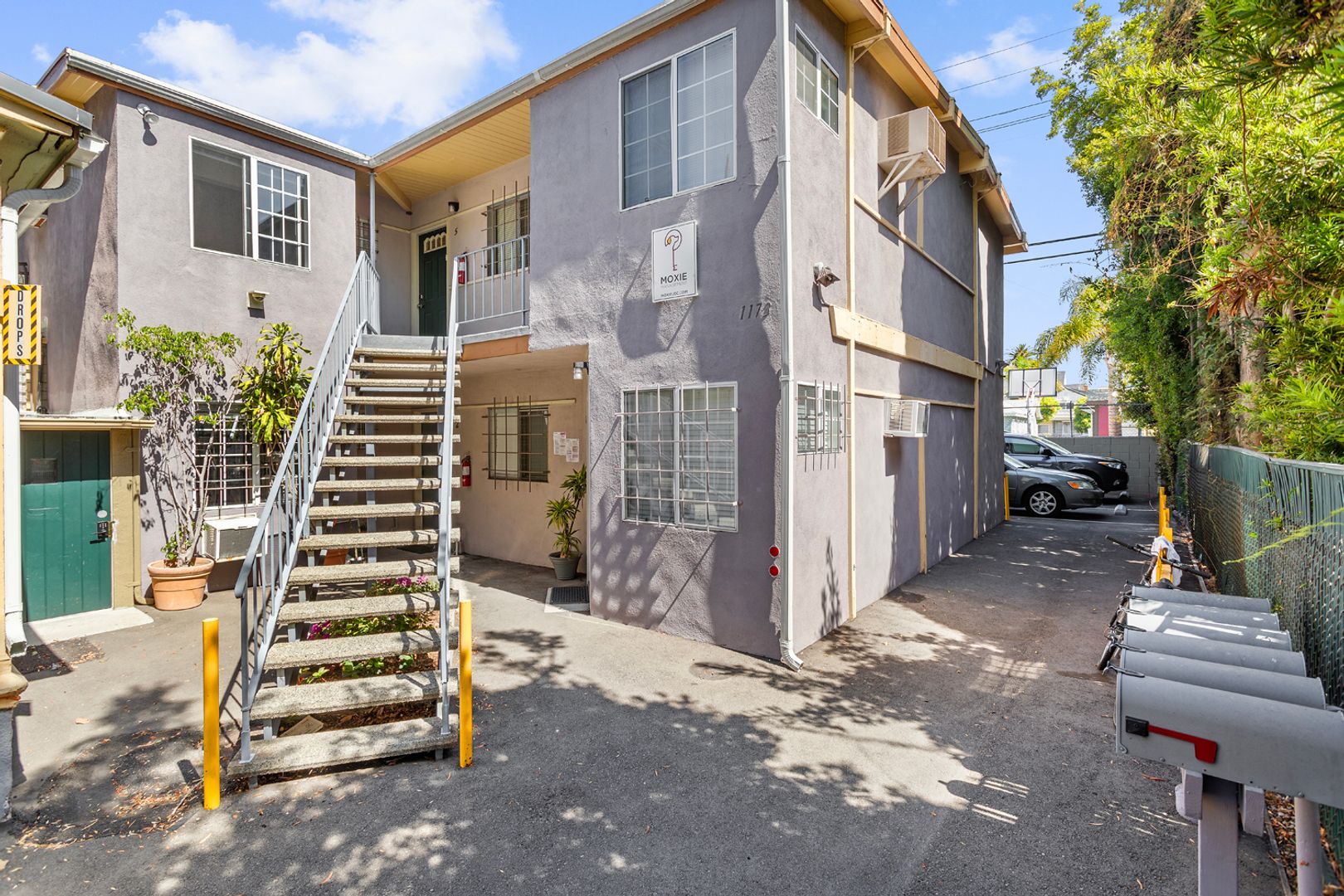 Los Angeles Apartment: 1173 W 29th St