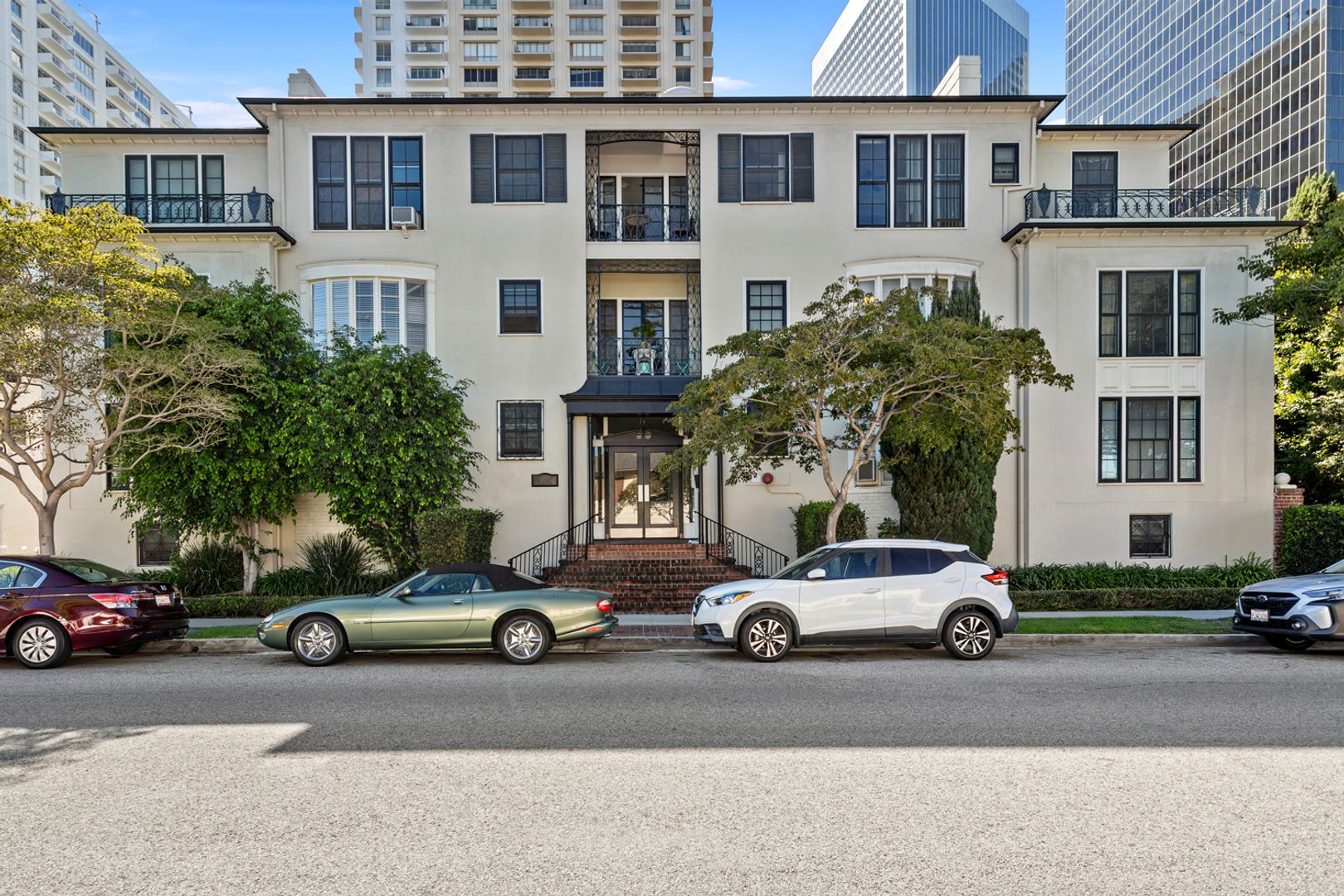 Beverly Hills Apartment: 401 Shirley Place