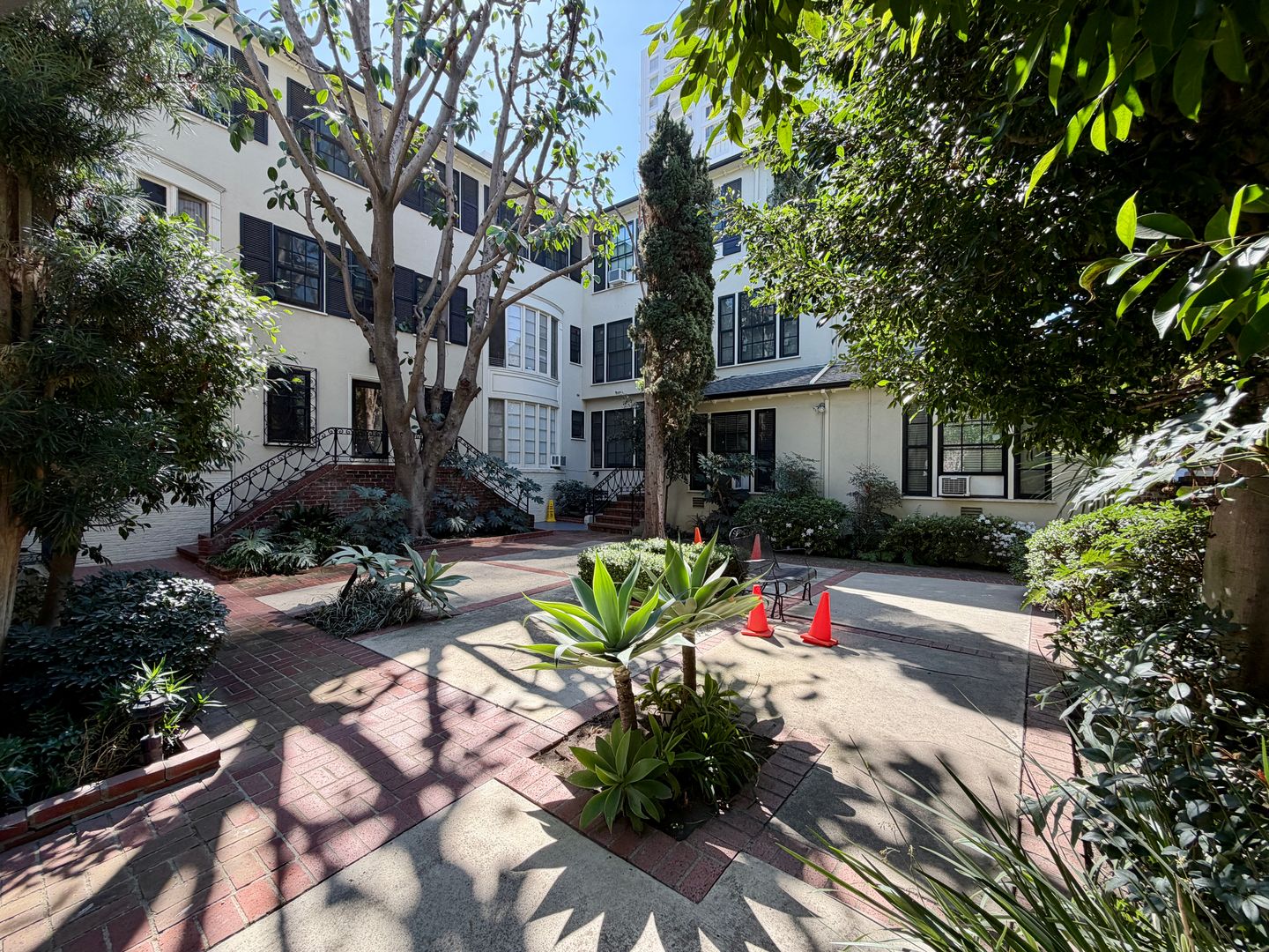 Beverly Hills Apartment: 401 Shirley Place