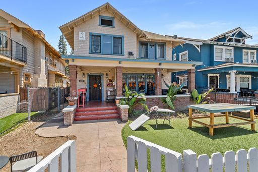 8 Bed | Parking | 2629 Sq Ft – photo 1