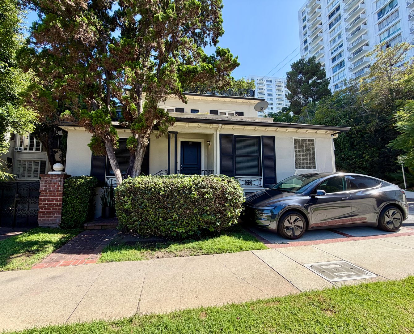 Beverly Hills Apartment: 401 Shirley Place
