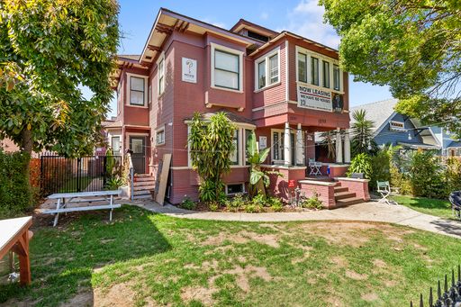 9 Bedroom | 6 Bath | 2756 Sqft – photo 1