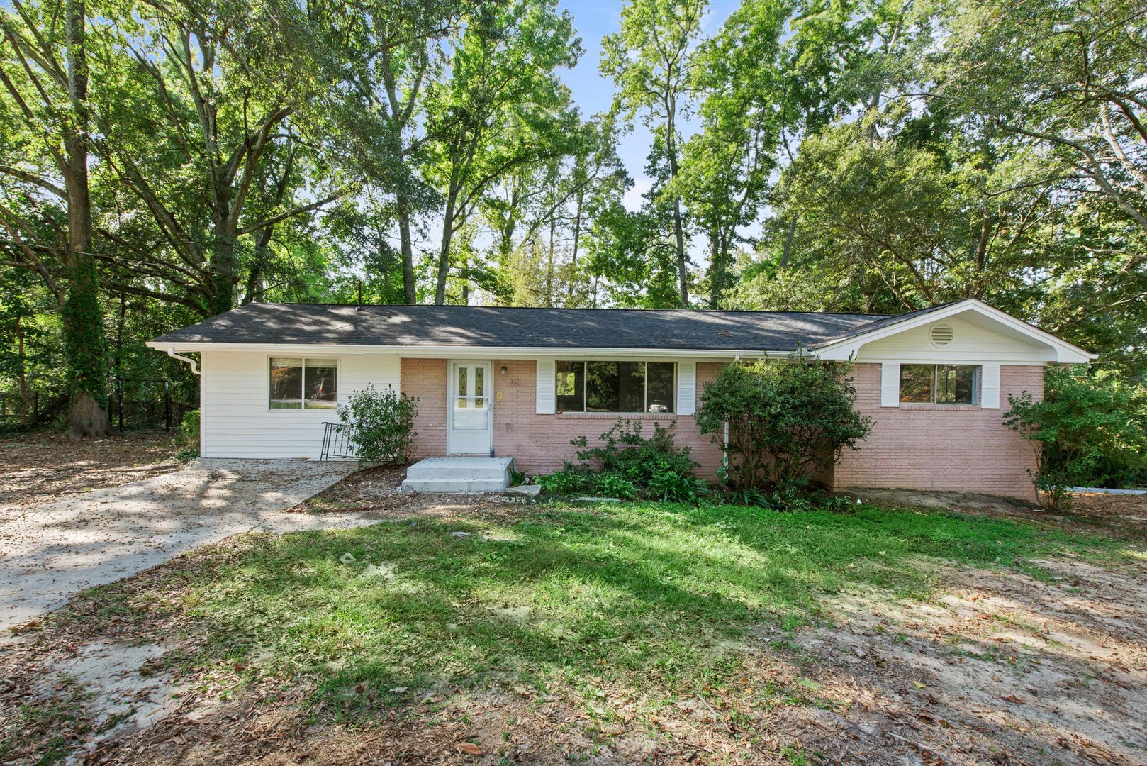 Douglasville House: 1974 Skyview Circle