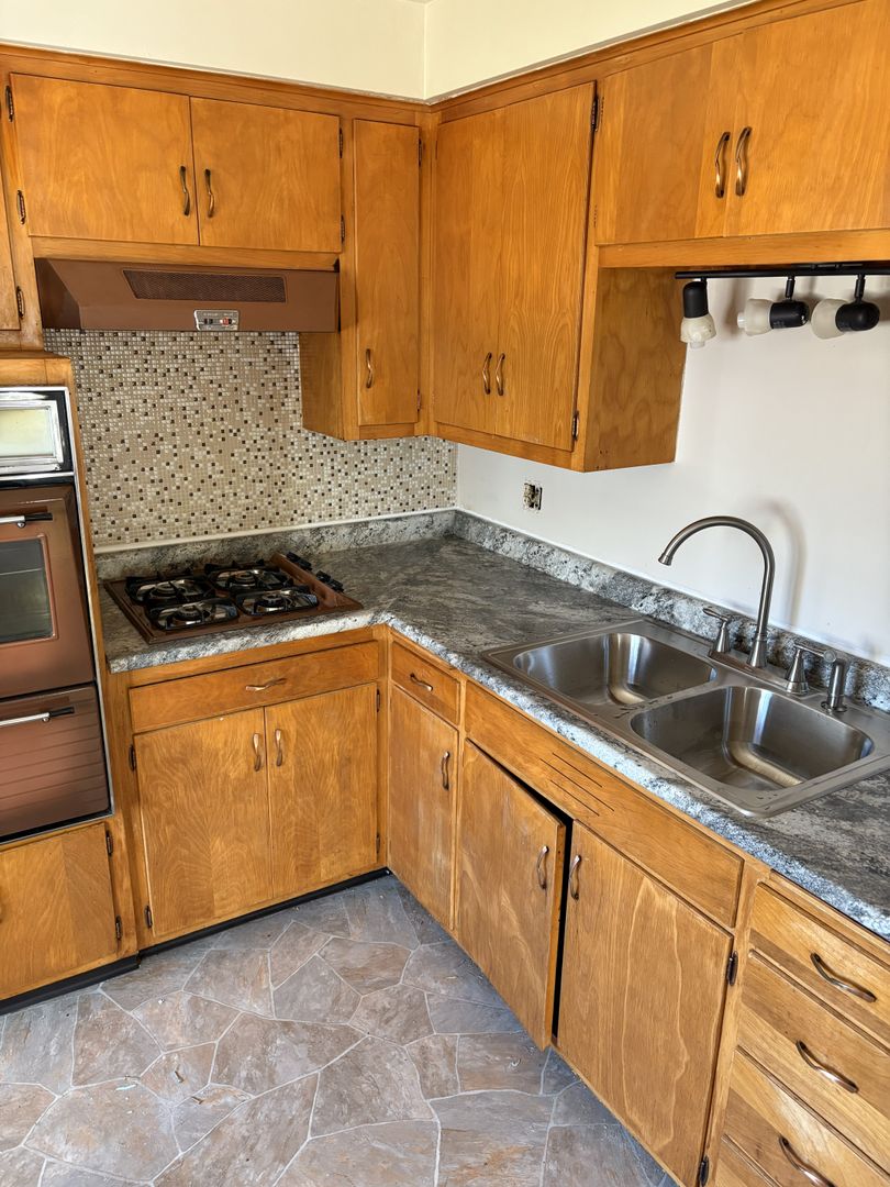 Green Bay Apartment: 1095 Elmore St