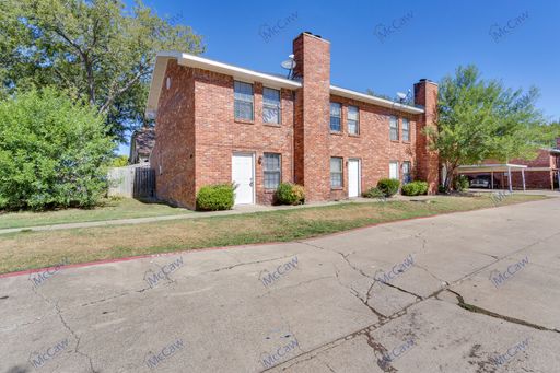 Beautiful 2/2 Townhome in Irving! - Section 8 Accepted! – photo 1