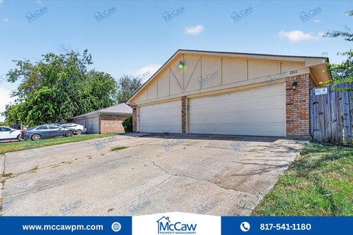 Minutes to Downtown Ft. Worth! Beautiful 2nd Floor 2/2 Duplex! – photo 1