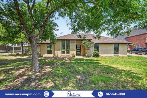 VACANT - SUPER CLEAN - READY FOR MOVE IN – photo 1